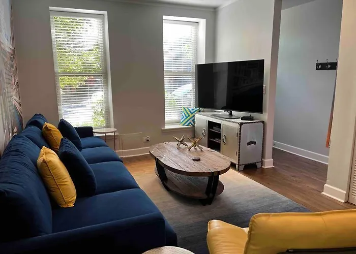 Apartment Trendy West Town Flat - 2 Bed / 1.5 Bath W Parking *