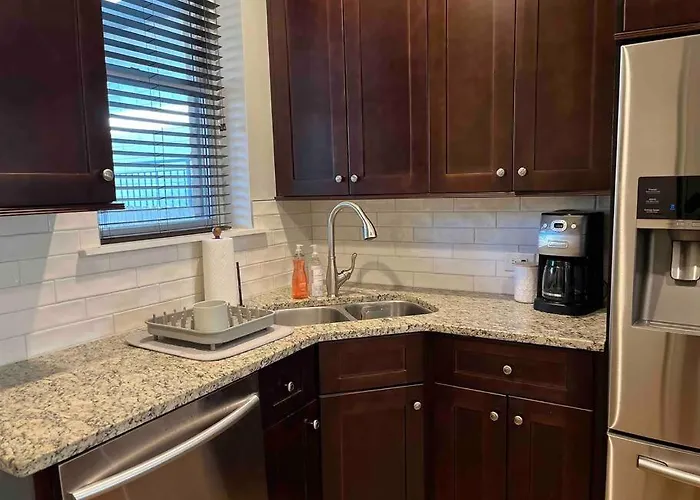 Trendy West Town Flat - 2 Bed / 1.5 Bath W Parking
