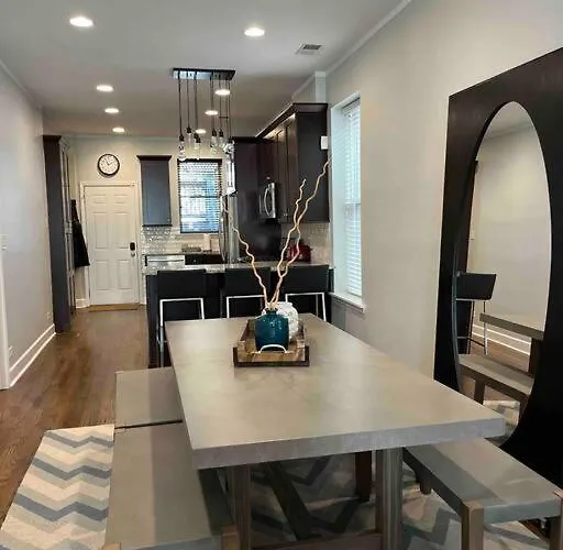 Apartment Trendy West Town Flat - 2 Bed / 1.5 Bath W Parking