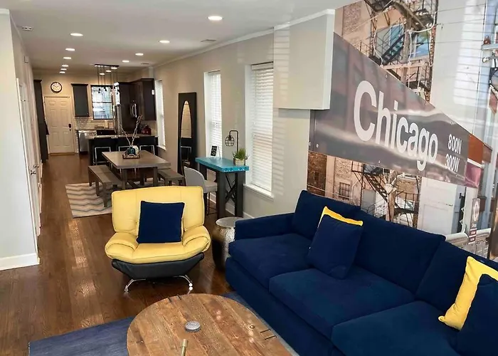 Trendy West Town Flat - 2 Bed / 1.5 Bath W Parking Apartment
