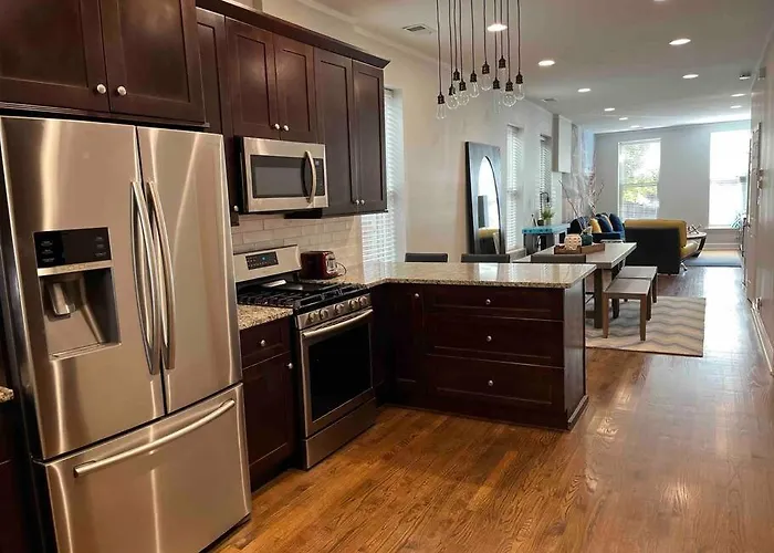 Trendy West Town Flat - 2 Bed / 1.5 Bath W Parking Apartment *