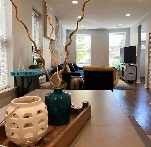 Apartment Trendy West Town Flat - 2 Bed / 1.5 Bath W Parking *