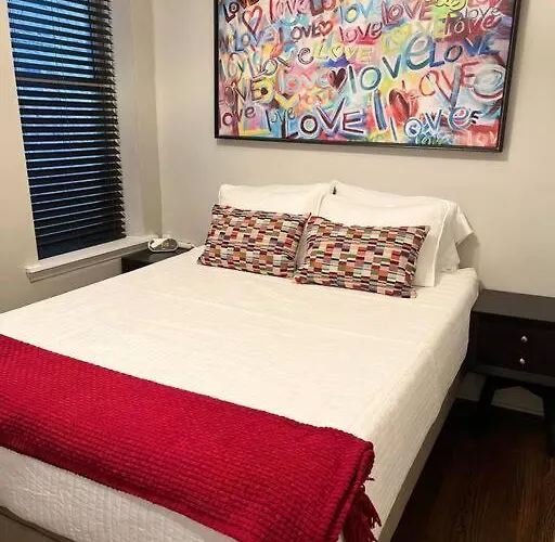 Trendy West Town Flat - 2 Bed / 1.5 Bath W Parking Apartment