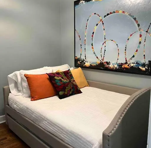 Trendy West Town Flat - 2 Bed / 1.5 Bath W Parking * Chicago