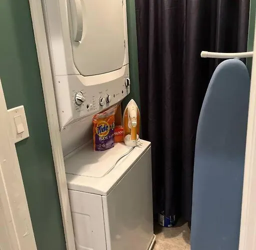 Trendy West Town Flat - 2 Bed / 1.5 Bath W Parking