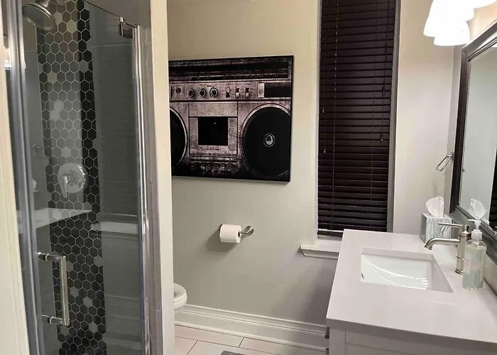 Trendy West Town Flat - 2 Bed / 1.5 Bath W Parking * Chicago