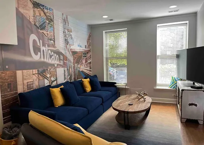 Trendy West Town Flat - 2 Bed / 1.5 Bath W Parking *