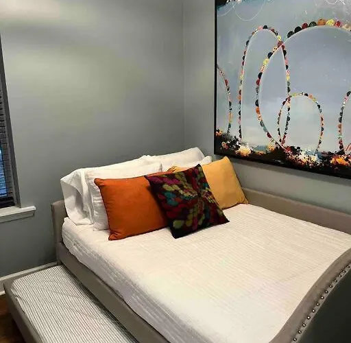 Trendy West Town Flat - 2 Bed / 1.5 Bath W Parking