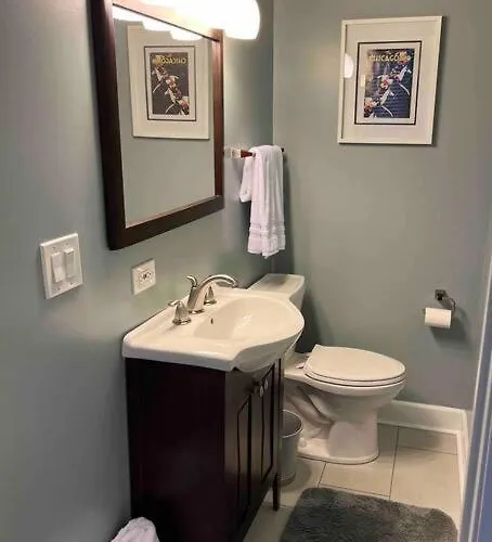 Apartment Trendy West Town Flat - 2 Bed / 1.5 Bath W Parking *