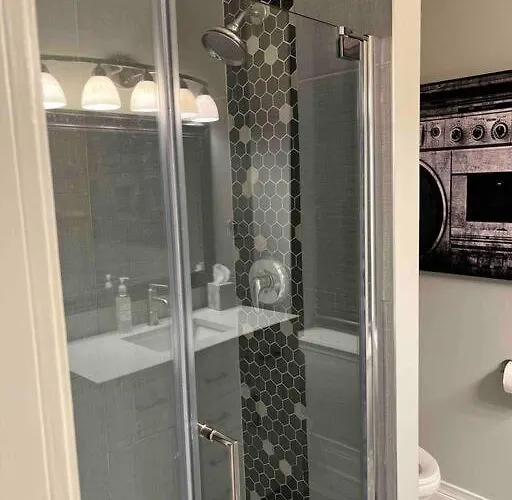 Trendy West Town Flat - 2 Bed / 1.5 Bath W Parking Apartment *